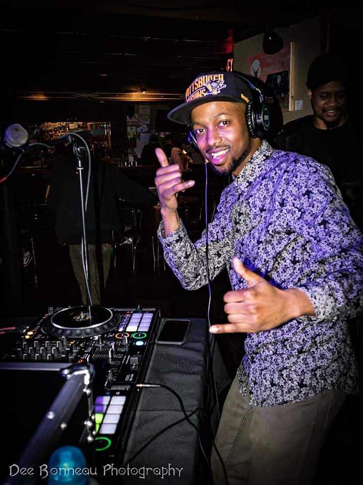 Hands up, DJ era