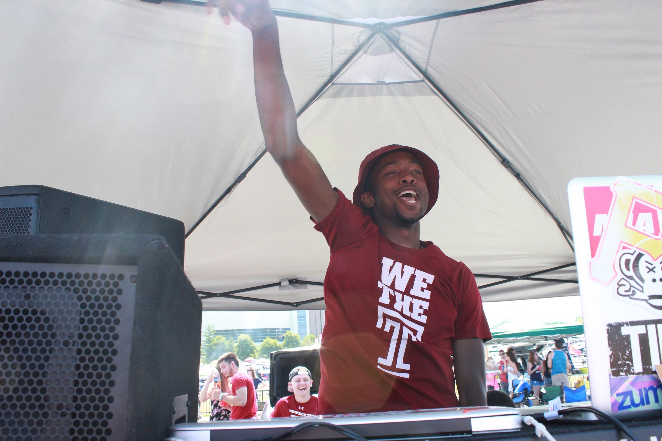 Temple Tailgate, hands up, 2015